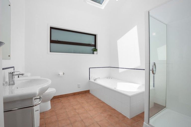 Photo of property in 22 Tio Tio Road, Miramar, Wellington, 6022