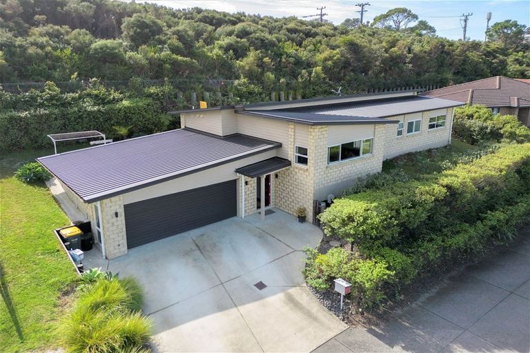 Photo of property in 17 Waldorf Crescent, Orewa, 0931