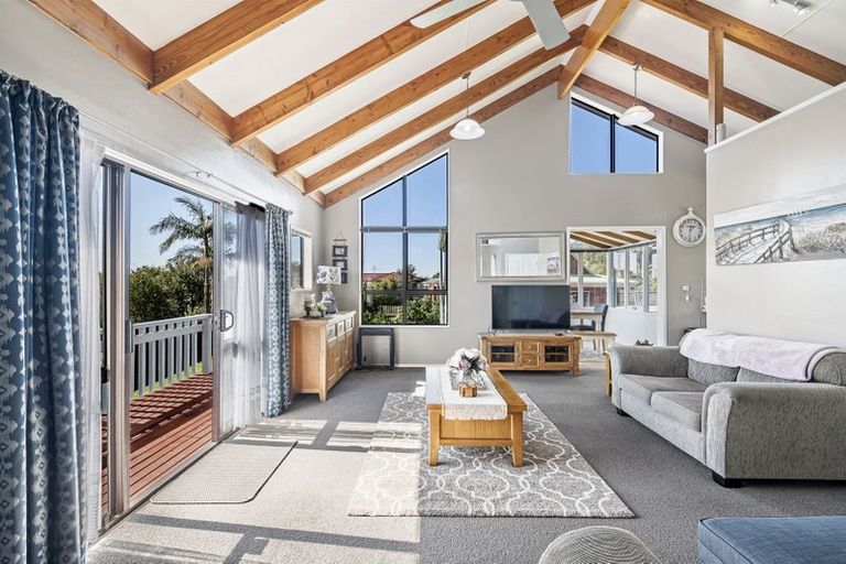 Photo of property in 92b Colwill Road, Massey, Auckland, 0614