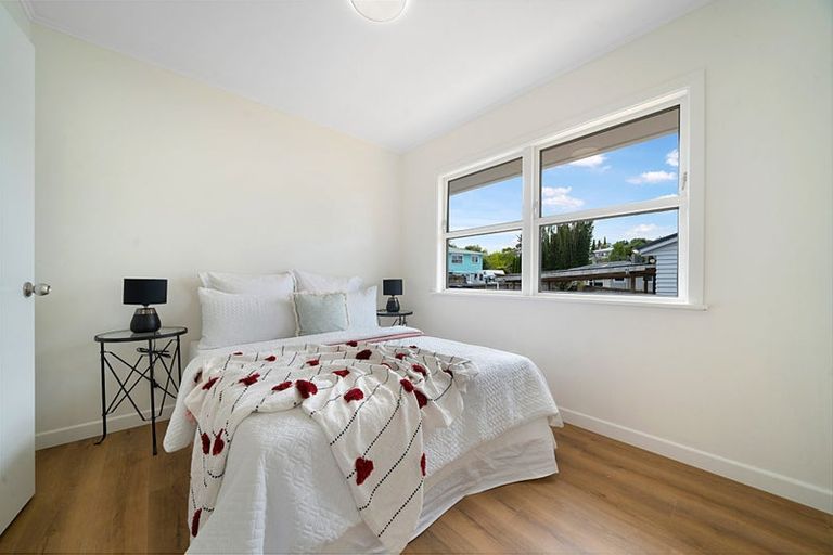 Photo of property in 6 Cajero Place, Green Bay, Auckland, 0604