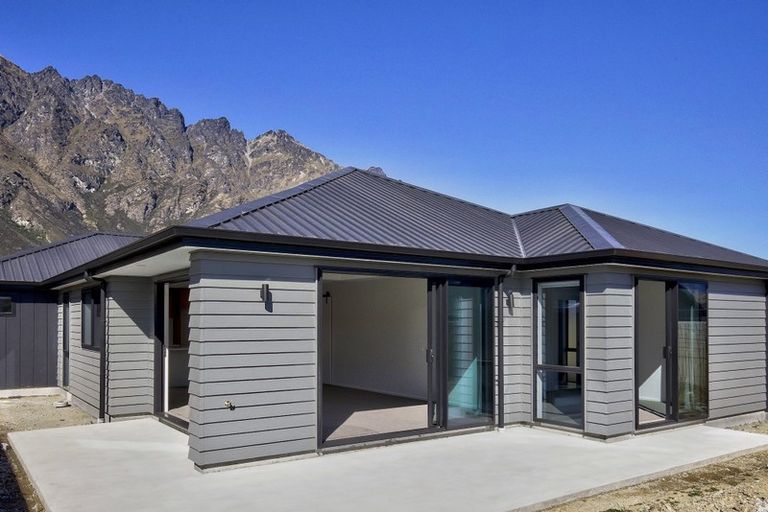 Photo of property in 16 Fallow Street, Jacks Point, 9371