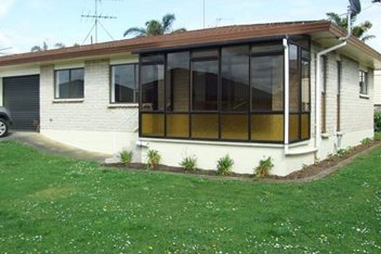 Photo of property in 2/98 Harris Street, Pukekohe, 2120