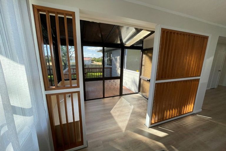 Photo of property in 2 Sabot Place, Massey, Auckland, 0614