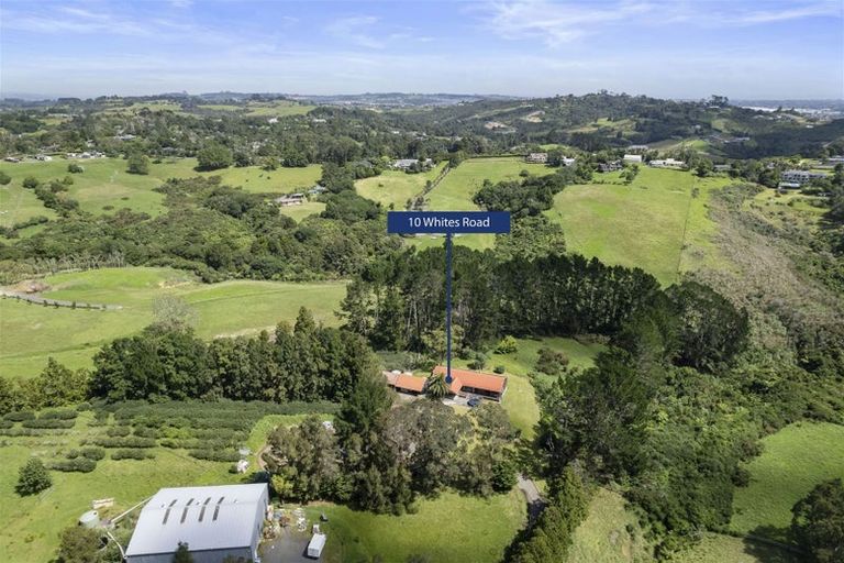 Photo of property in 10 Whites Road, Whitford, Howick, 2571