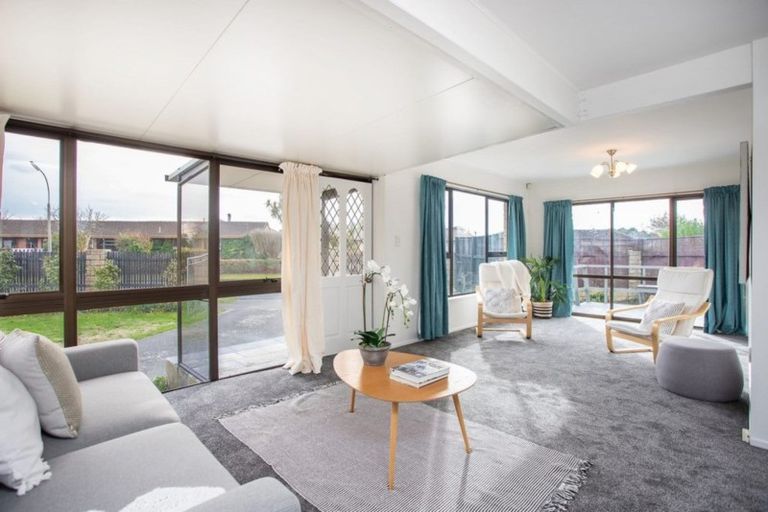 Photo of property in 32 Royal Park Drive, Parklands, Christchurch, 8083