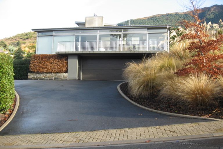 Photo of property in 6 Whitbourn Place, Fernhill, Queenstown, 9300