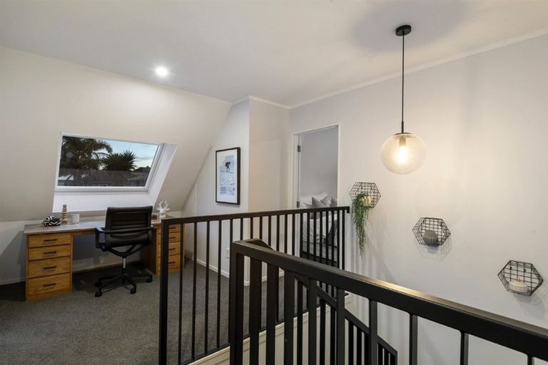 Photo of property in 2/10 Knights Road, Rothesay Bay, Auckland, 0630