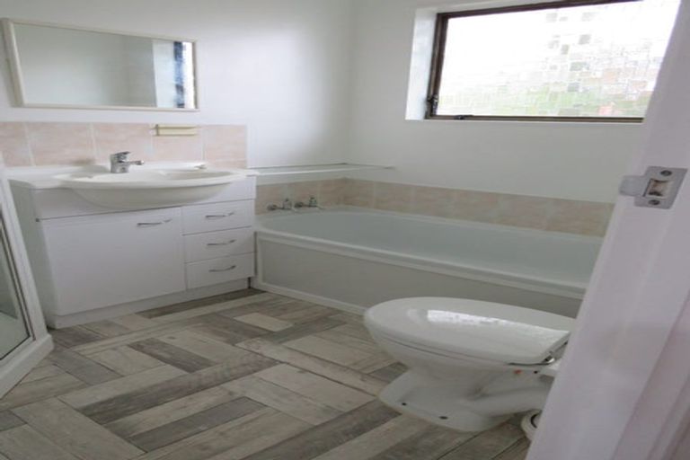 Photo of property in 1b Cairngorm Place, Highland Park, Auckland, 2010