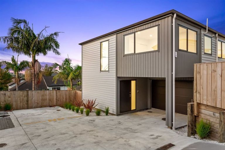 Photo of property in 152c Luckens Road, West Harbour, Auckland, 0618