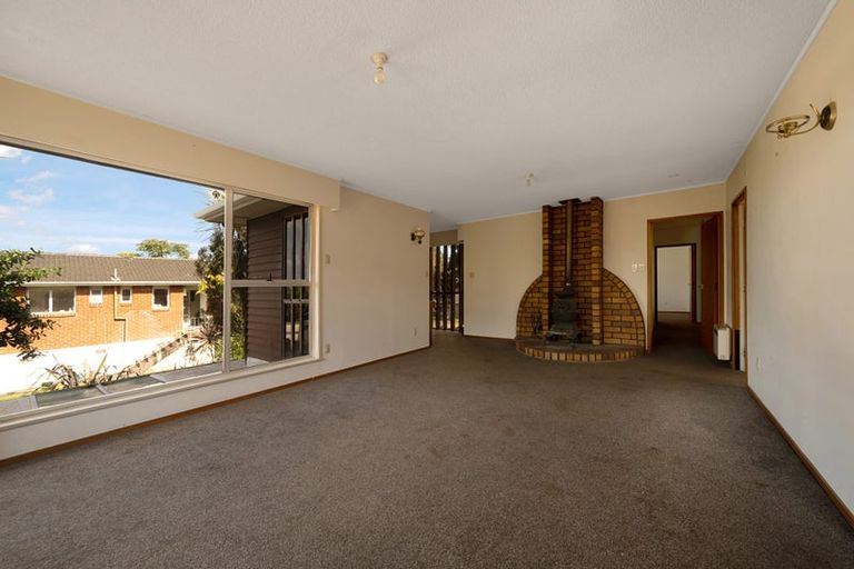 Photo of property in 13 Halcombe Place, Green Bay, Auckland, 0604