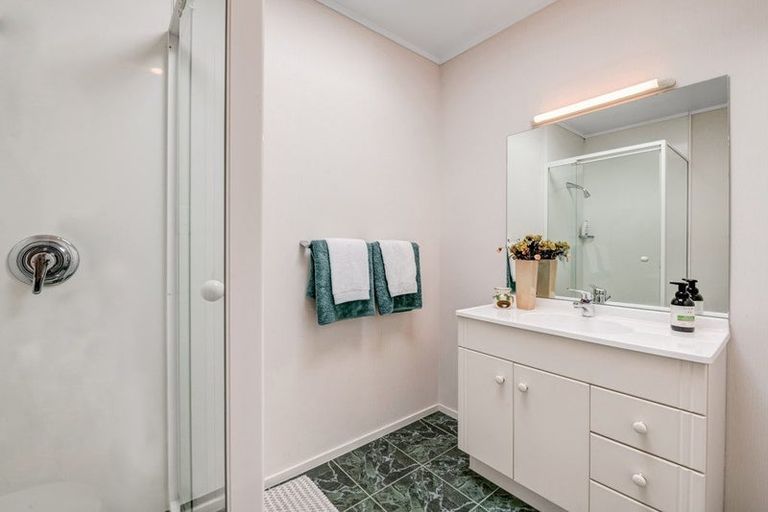 Photo of property in 9 Thornbill Rise, Unsworth Heights, Auckland, 0632