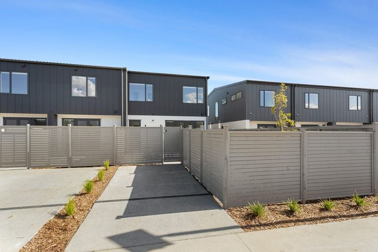 Photo of property in 24 Viridian Avenue, Rosehill, Papakura, 2113