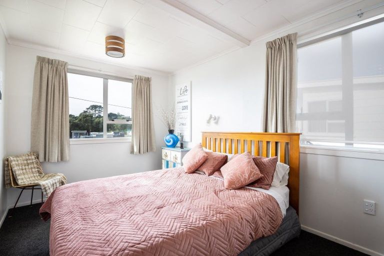 Photo of property in 100 Eighth Avenue, Urenui, 4377