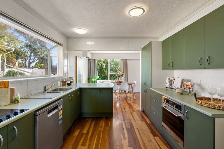 Photo of property in 6 Link Road, Newlands, Wellington, 6037