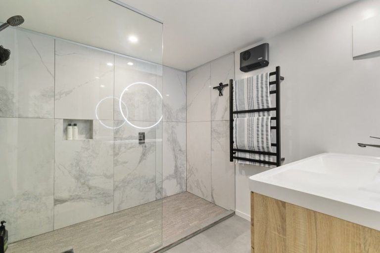 Photo of property in 32 Evergreen Place, Sunshine Bay, Queenstown, 9300