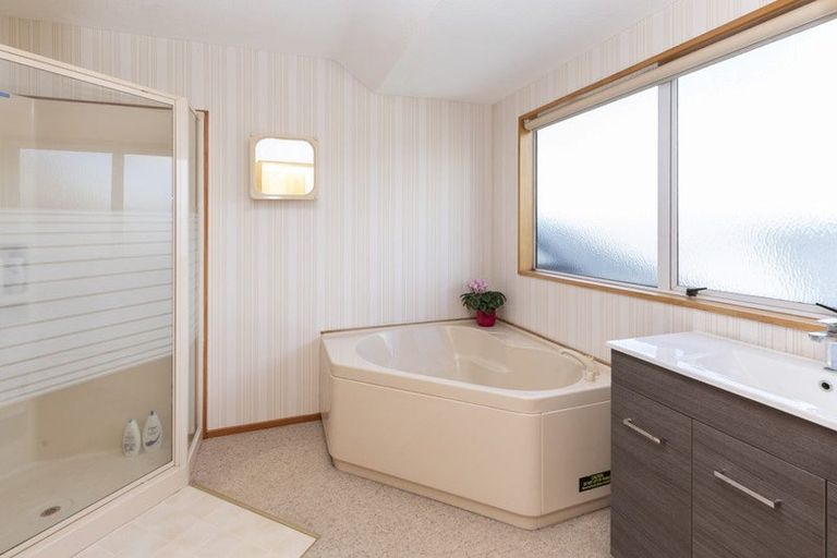 Photo of property in 18 Huntingdon Place, Avonhead, Christchurch, 8042