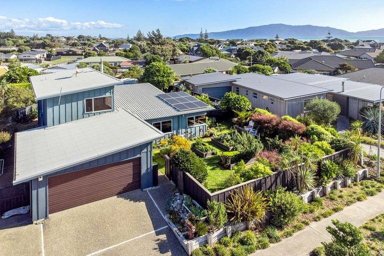 Photo of property in 30 Pharazyn Avenue, Waikanae Beach, Waikanae, 5036