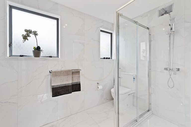 Photo of property in 2/3 Sparrow Place, Weymouth, Auckland, 2103