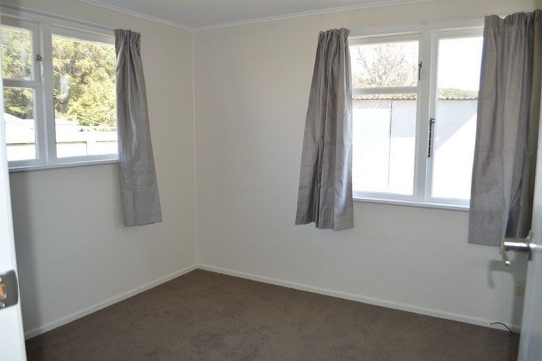 Photo of property in 100 Sievers Grove, Cannons Creek, Porirua, 5024