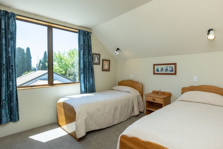 Photo of property in 12 Busby Hill, Havelock North, 4130