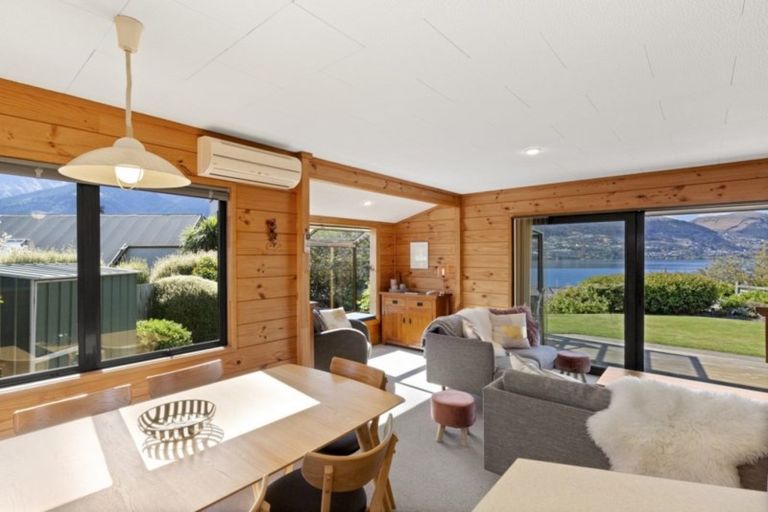 Photo of property in 71 Cedar Drive, Kelvin Heights, Queenstown, 9300