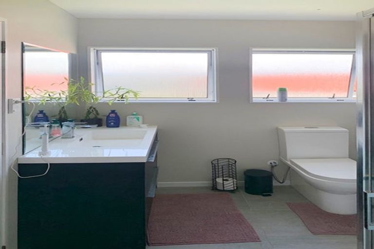 Photo of property in 83 Luckens Road, West Harbour, Auckland, 0618