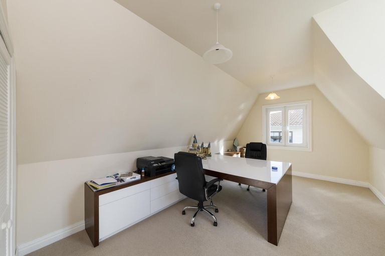 Photo of property in 27 Springdale Grove, Fitzherbert, Palmerston North, 4410