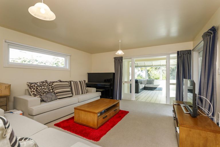 Photo of property in 27 Springdale Grove, Fitzherbert, Palmerston North, 4410