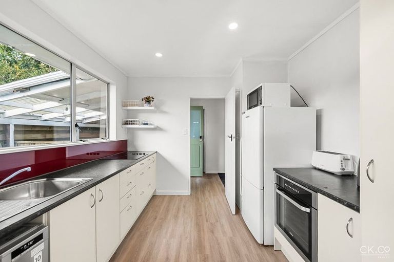 Photo of property in 28 Omaha Grove, Totara Park, Upper Hutt, 5018