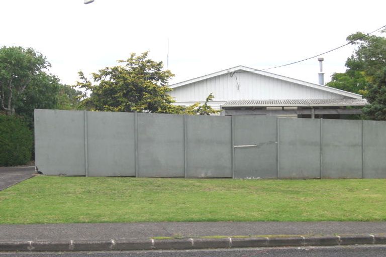 Photo of property in 1/8 Valley View Road, Glenfield, Auckland, 0629