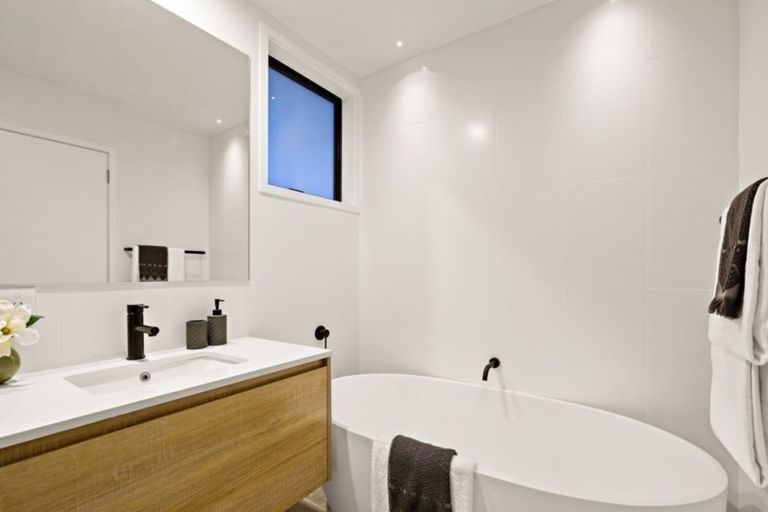 Photo of property in 181 Glenfield Road, Hillcrest, Auckland, 0627