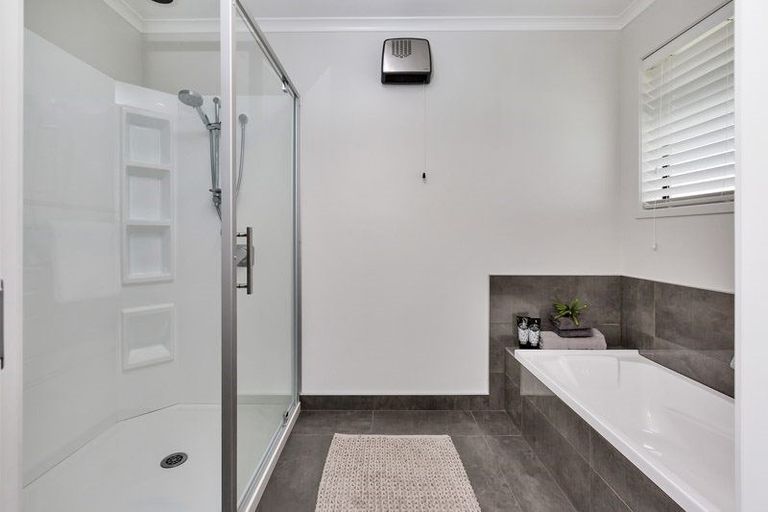 Photo of property in 32 Waitemata Drive, One Tree Point, 0118