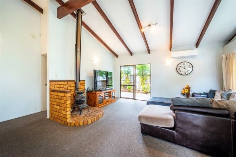 Photo of property in 2/43 Ravenwood Drive, Forrest Hill, Auckland, 0620