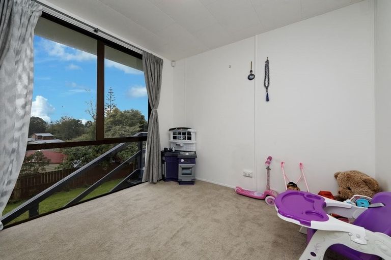 Photo of property in 17 Rehia Road, Massey, Auckland, 0614