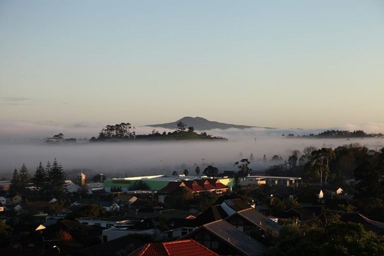 Photo of property in 17 Pitlochry Place, Highland Park, Auckland, 2010