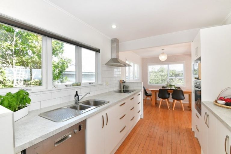 Photo of property in 27 Scott Road, Stanmore Bay, Whangaparaoa, 0932
