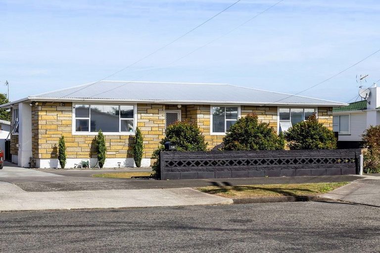 Photo of property in 14 Buchanan Place, Hawera, 4610