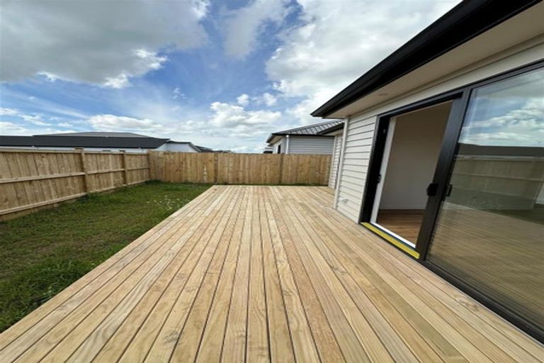 Photo of property in 32 Hari Road, Karaka, 2113