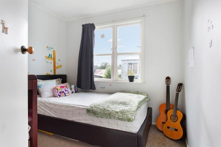 Photo of property in 51 Lauderdale Road, Birkdale, Auckland, 0626