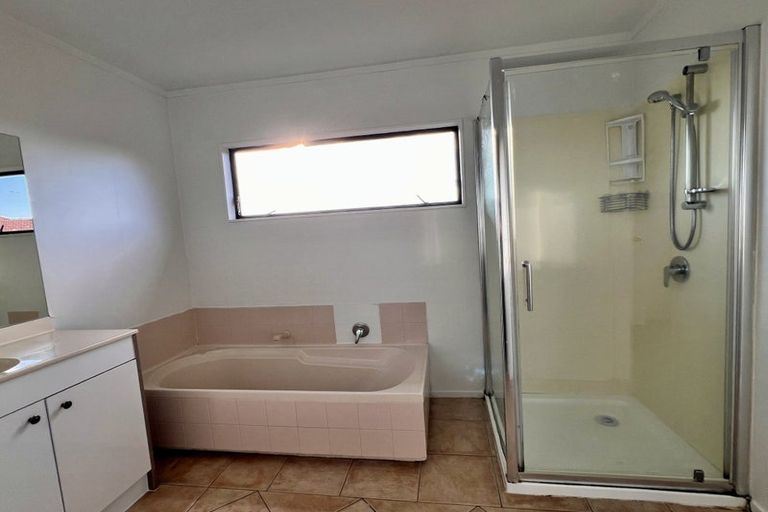 Photo of property in 8a Eske Place, Highland Park, Auckland, 2010