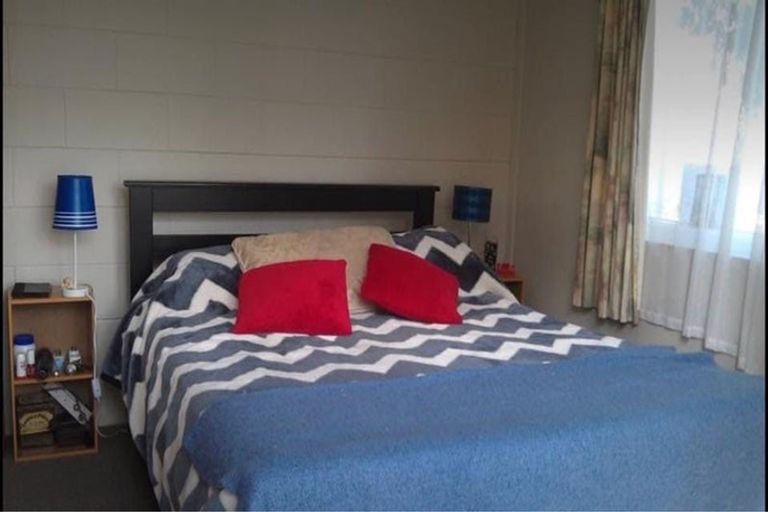 Photo of property in 17 Chelsea View Drive, Chatswood, Auckland, 0626