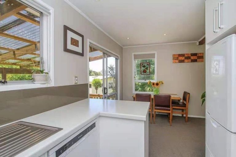 Photo of property in 11 Wanita Place, Totara Vale, Auckland, 0629