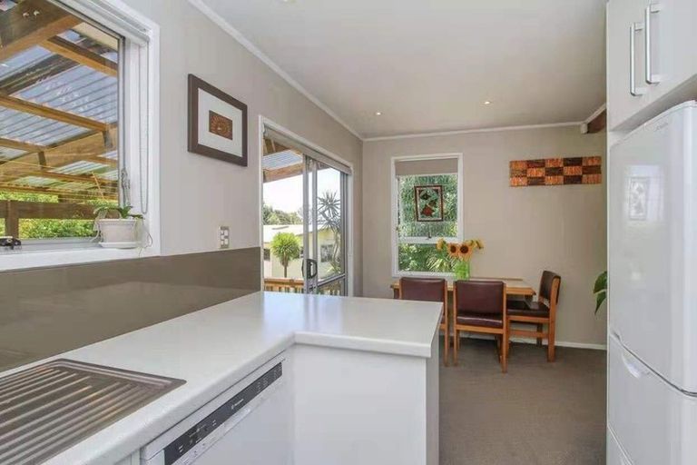 Photo of property in 11 Wanita Place, Totara Vale, Auckland, 0629