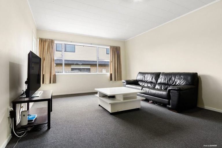 Photo of property in 3/305 Great North Road, Henderson, Auckland, 0612