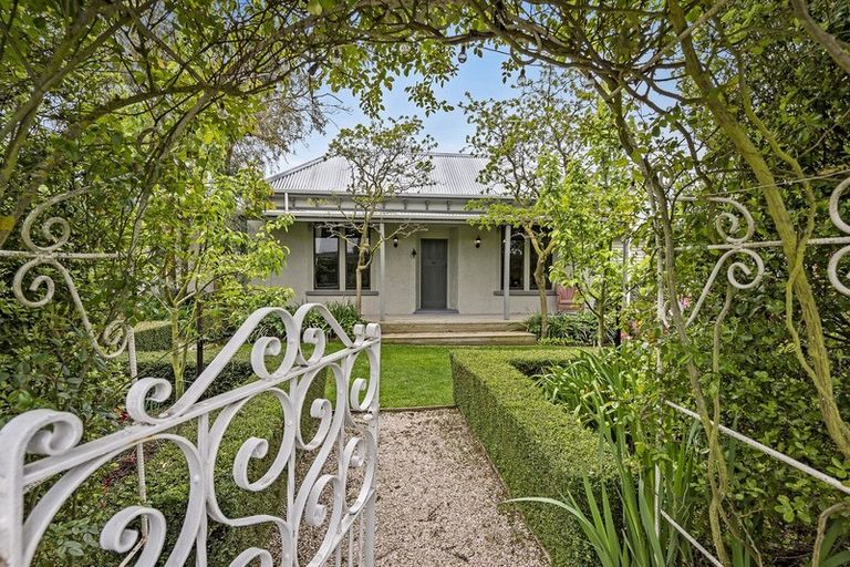 Photo of property in 8 Cross Street, Coalgate, 7673