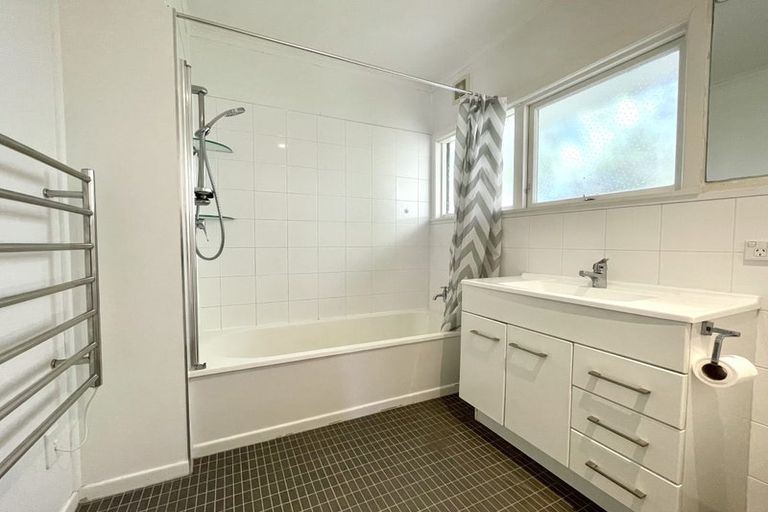 Photo of property in 2/17 Spencer Terrace, Hauraki, Auckland, 0622