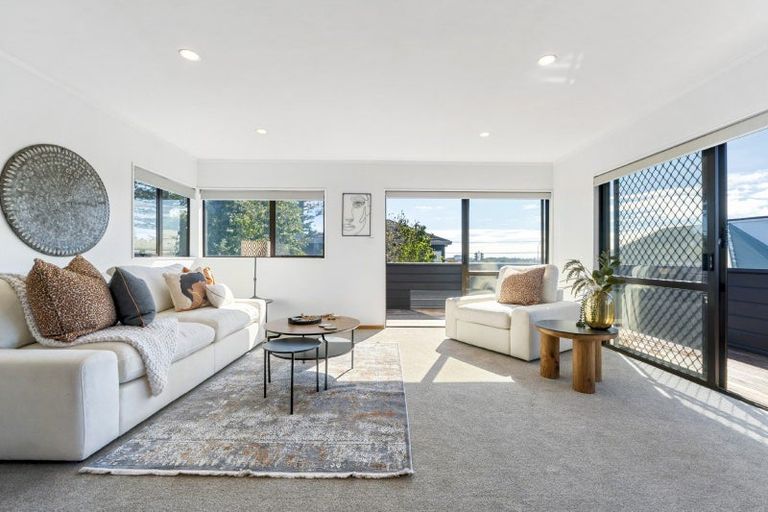 Photo of property in 2/14 Raleigh Road, Northcote, Auckland, 0627