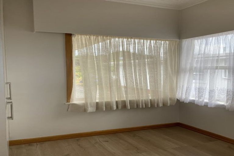 Photo of property in 193 Glenfield Road, Hillcrest, Auckland, 0627