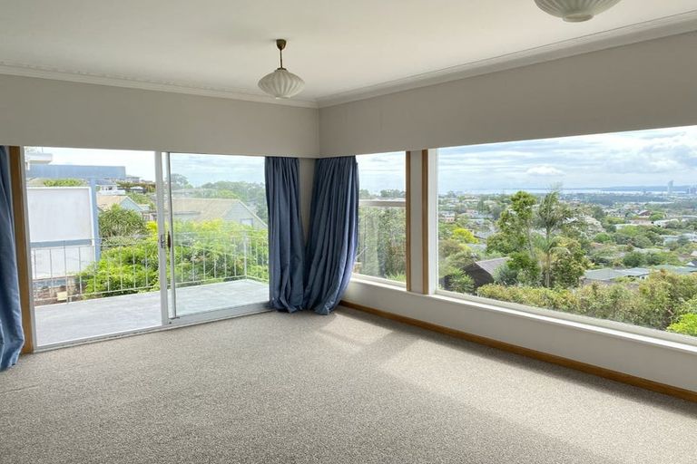 Photo of property in 193 Glenfield Road, Hillcrest, Auckland, 0627