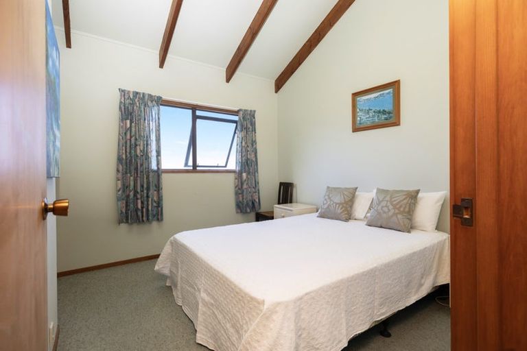 Photo of property in 107 North Piha Road, Piha, 0772